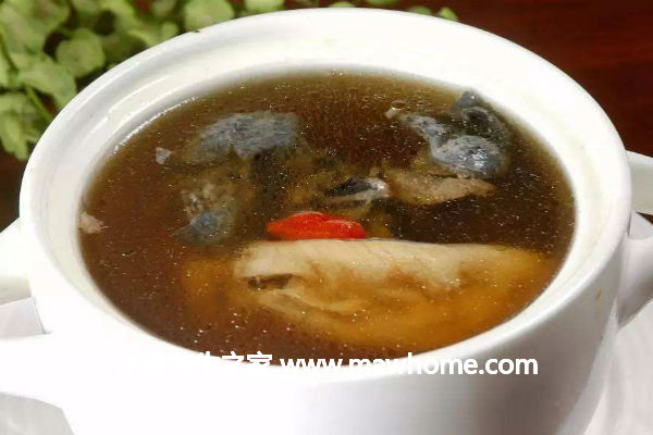 花膠烏雞燉魚翅