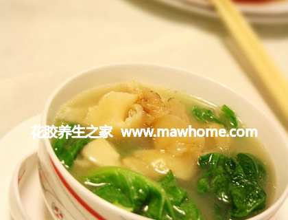 白菜滾花膠鯽魚湯