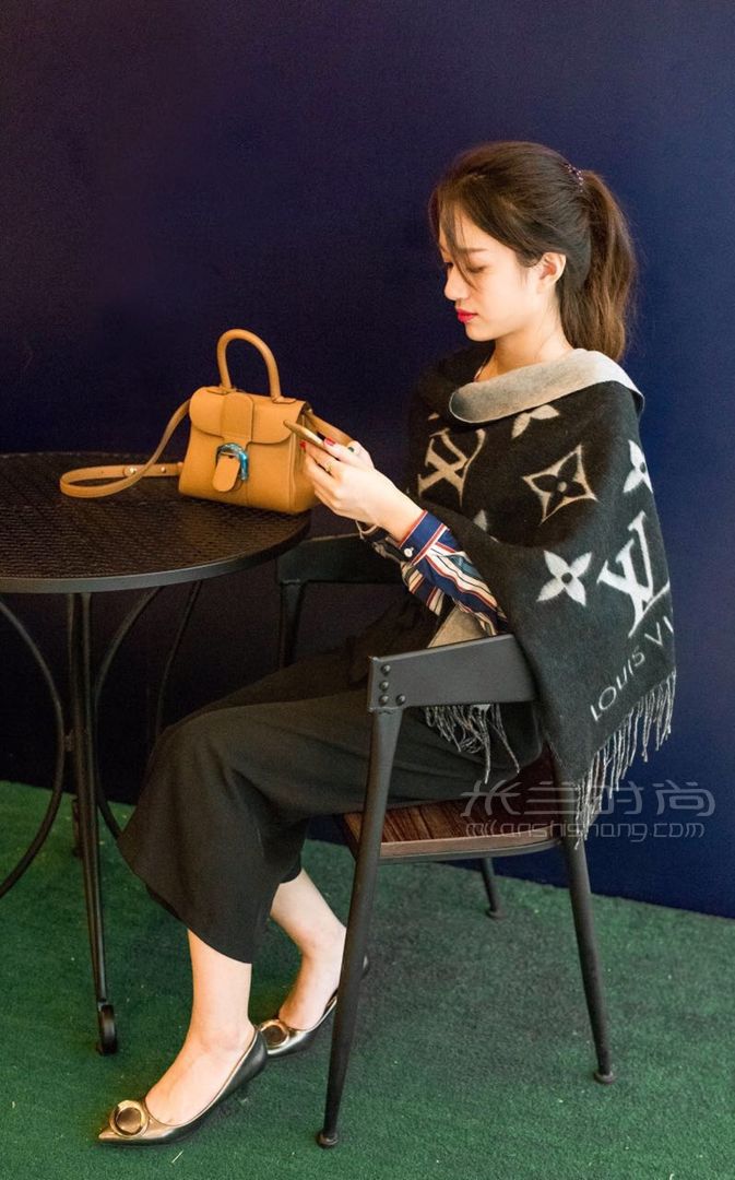 Delvaux包包搭配LV圍巾，一起出街咯！