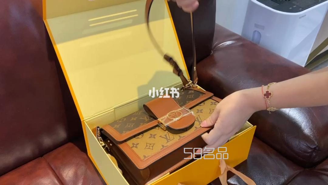 女生拆箱禮盒LV包,lv alma包買什么顏色