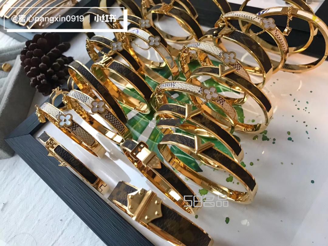Lv正品拆包手鐲 新款 有點美呢,lv枕頭包有幾個尺寸