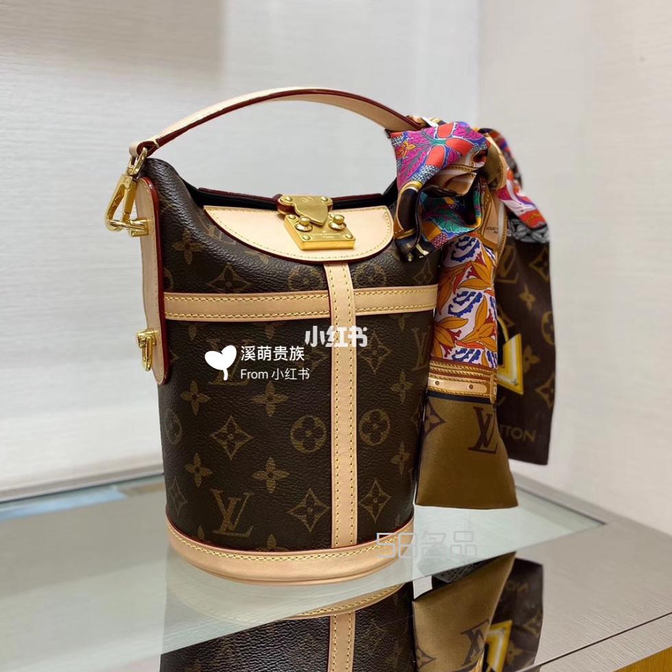 LV 老花水桶包和twilly絲巾這樣系吧~,lv雙拉鏈口袋