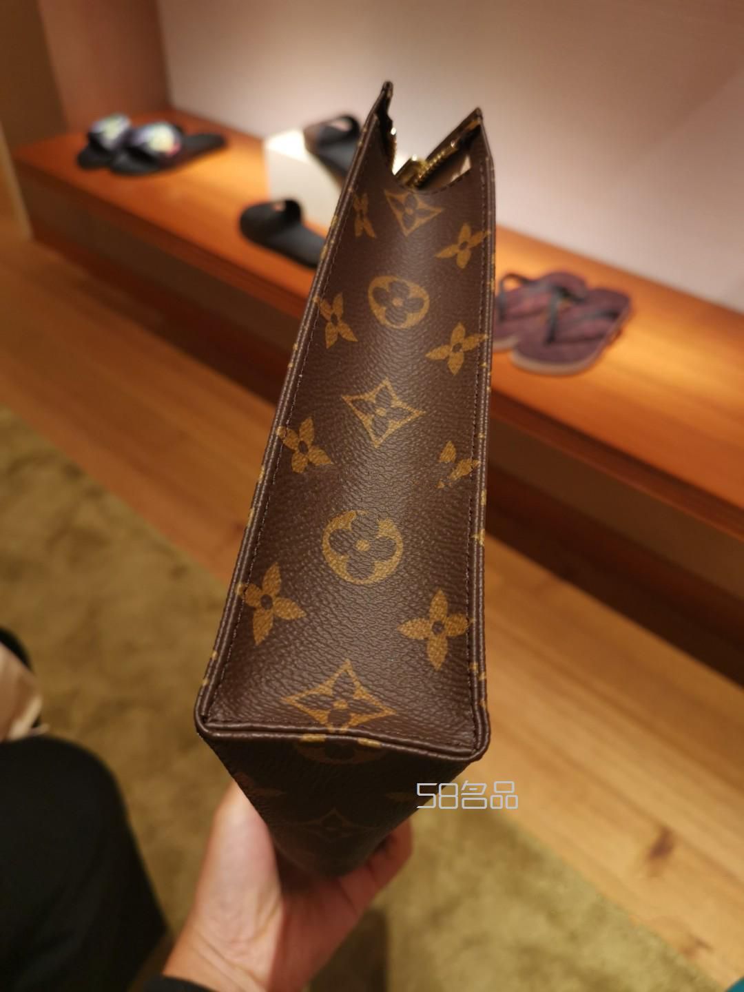 萬年經典～LV洗漱包！！,lv棋盤包價格