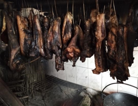臘肉過期了但包裝很好能不能吃？臘肉一直放在冷藏室二年多了可以吃嗎