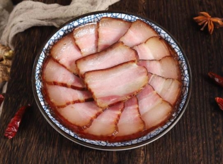 臘肉過期了但包裝很好能不能吃？臘肉一直放在冷藏室二年多了可以吃嗎
