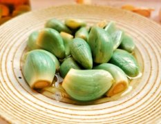 臘八蒜變綠的原因(臘八蒜怎么腌制又綠又