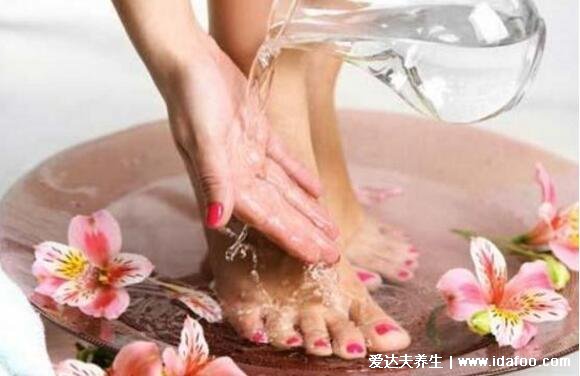 女性堅持泡腳一年身體變化，變化很大可以改善痛經等4大好處