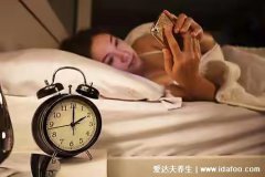 手機放在枕頭下面睡覺對人有危害嗎(睡覺