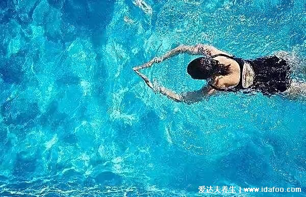 經常游泳，對身體好處多多