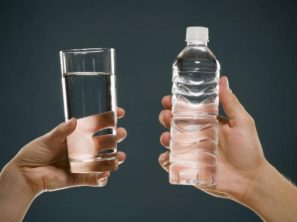 一新冠患者因過量飲水導致水中毒是怎么回事 水中毒的癥狀有哪些