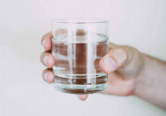 新冠患者因過量飲水導致水中毒是怎么回
