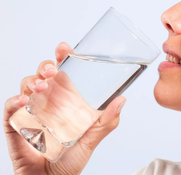 一新冠患者因過量飲水導致水中毒是怎么回事 水中毒的癥狀有哪些