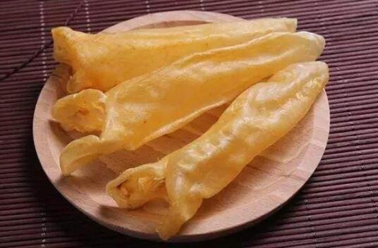 鱸魚膠適合人群 1．女性 對愛美的女性來講，魚膠是補充膠原蛋白，保持或恢復皮膚彈性的良好選擇。人體皮膚中的蛋白質大部分是膠原蛋白，其所組成的網狀結構支撐著皮膚，使肌膚變得光滑飽滿，柔軟且有彈性。 2．男性 男性食用魚膠，能補精益血、使精神飽滿，最適工作壓力大的男士和工作勞心者。 3．孕婦 懷孕便可食用。臨產前可多吃幾次.這樣產后會舒服些,寶寶出生后皮膚也會更白更健康！ 4．老年人 花膠能通過增強胃腸消化吸收功能而提高食欲，防治食欲不振、厭食、消化不良、腹脹、便秘等病癥，還能加強腦與神經功能，提高思維和智力，維持腺體正常分泌，預防智力減退、神經傳導阻滯、反應遲鈍、老年健忘等癥。 5．體弱者 魚膠對于體質虛弱、真陰虧損、精神過勞、房勞過度的人士，作為進補，至為合適。