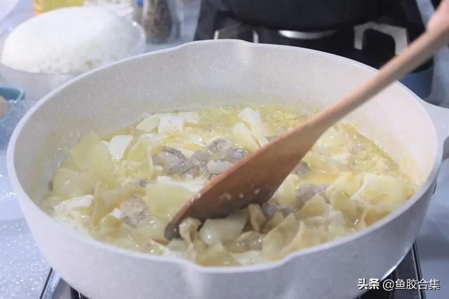 「魚膠新煮意」咸鴨蛋鮮蝦魚膠燉豆腐