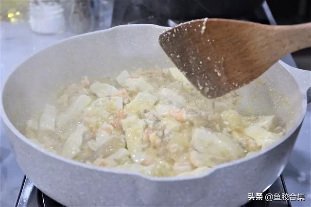 「魚膠新煮意」咸鴨蛋鮮蝦魚膠燉豆腐