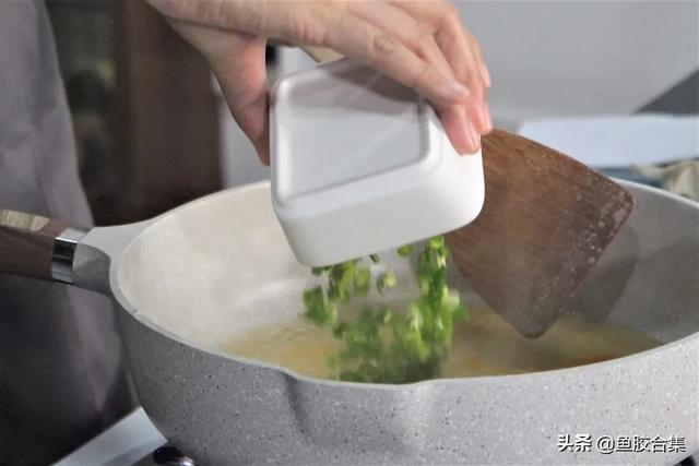 「魚膠新煮意」滑蛋蝦仁魚膠蓋炒飯