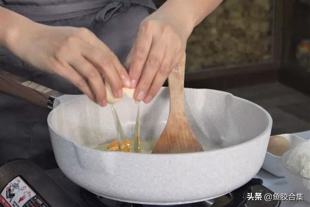「魚膠新煮意」滑蛋蝦仁魚膠蓋炒飯