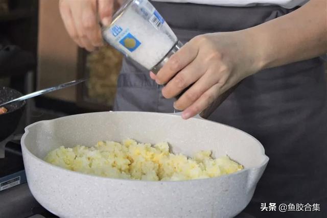 「魚膠新煮意」滑蛋蝦仁魚膠蓋炒飯