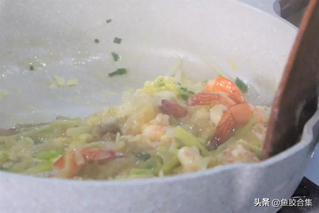 「魚膠新煮意」滑蛋蝦仁魚膠蓋炒飯