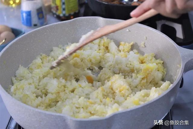 「魚膠新煮意」滑蛋蝦仁魚膠蓋炒飯