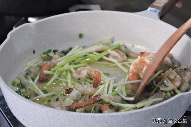 「魚膠新煮意」滑蛋蝦仁魚膠蓋炒飯