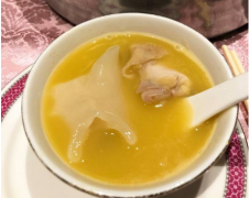 燉花膠湯要放什么藥材，花膠煲雞湯放什