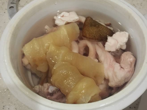 燉花膠湯要放什么藥材，花膠煲雞湯放什么藥材竅門
