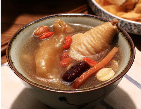 燉花膠湯要放什么藥材，花膠煲雞湯放什么藥材竅門