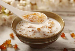 桃膠泡發后煮多久，桃膠跟什么一起煮最好