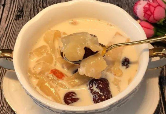 花膠海底椰燉雞湯作用與功效以及禁忌是什么