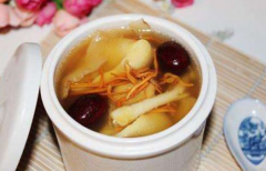 紅棗牛奶燉花膠,牛奶要一起倒入去燉么