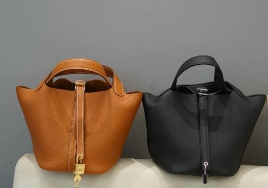 和Chanel、LV這些牌子不一樣的是,愛馬仕最出名的大概就是它家的配貨制度。簡而言之就是,如果你想買一個包,你還得買它家的其他物品,積攢夠了一定的消費金額以后,才有可能買到你心儀的包包。 尤其是Birkin、Kelly、Constance 這三款最popular的包包,通常配貨比例都非常高。經典色甚至會達到1:1甚至1:2都有可能,俗稱三大金剛。